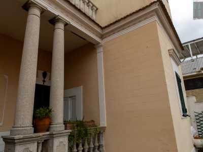 Il loggiato � delimitato nella parte esterna da quattro colonne affiancate da balaustre e internamente dalla parete dell�edificio, nella quale sono ricavate due finestre
